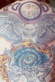 ສາຍຕາກັບຄືນໄປບ່ອນຈິນຕະນາການດ້ວຍຮູບແບບ tattoo owl ແລະວົງເດືອນ