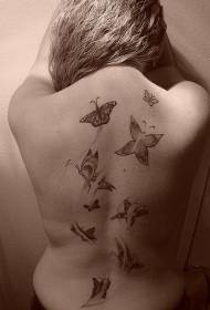 Natrag leteći uzorak tetovaže leptira