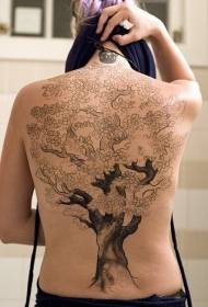 ragazza indietro un elegante modello di tatuaggio grande albero