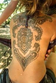 Torna misterioso mudellu di tatuaggi decorativi tribali neri