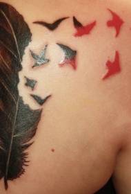 hűvös fekete toll vörös madár tetoválásokkal a hátán