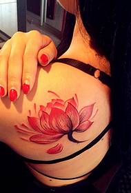 Jumalatar takana super kirkkaanpunainen lootuskuvio tatuointi