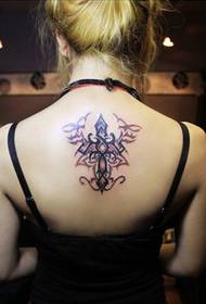 ženska hrbtna križna totemska tetovaža