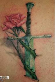 Soo celi Qaadashada Sword Tattoo Qaabka