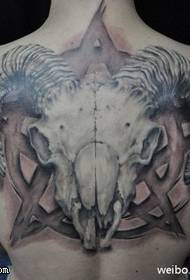 Вишуканий візерунок татуювання голови антилопи черепа