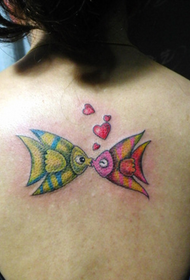 女性の背中のかわいいキス魚のタトゥーパターン