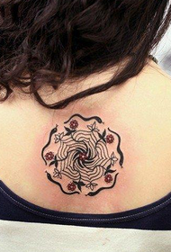 Idealny totem totemu z kwiatowym wzorem tatuażu