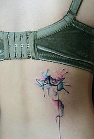 लड़की की पीठ के छोटे टोटेम टैटू विशेष रूप से सुंदर हैं