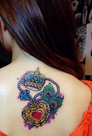 девојка убава насликана тетоважа на грбот