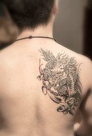 bel ragazzo indietro piccolo e squisito tatuaggio unicorno