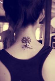 красиве маленьке дерево татуювання