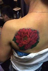 schoonheid terug rode bloem tattoo