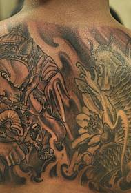 pusės nugaros tatuiruotės modelis kartu su dievu ir kalmarais