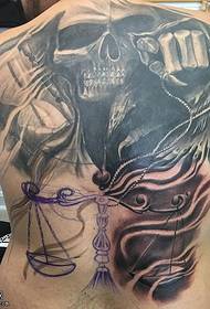 padrão de tatuagem de equilíbrio de crânio traseiro