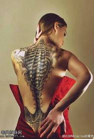 Modello di tatuaggio a costole realistico sul retro