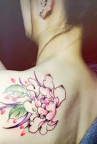 chica espalda flor tatuaje foto sexy y femenina