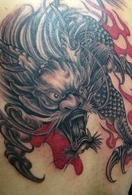 tatuaje de unicornio muy feroz en la espalda del hombre