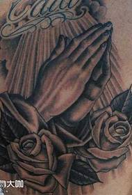 Różany wzór tatuażu z tyłu dłoni