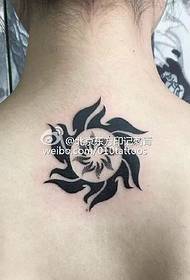 wzór tatuażu tylne słońce totem