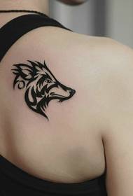 tatuaggio animale bianco e nero sulla schiena pieno di personalità