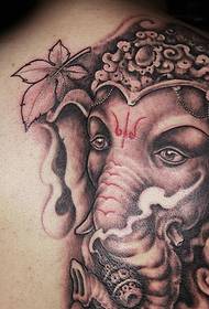 copre a mità di ritornu di a stampa di tatuaggi di l'elefante