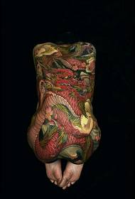 Tota la part del darrere està plena de tatuatges de dracs de drac a mitges colors