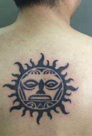 trendy mužské tetovanie na slnku