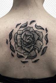 цветы в полном расцвете на задней части татуировки