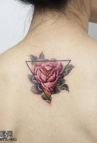 Треугольный рисунок татуировки пиона на спине