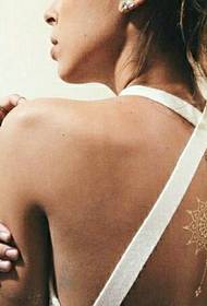 tatuaggio invisibile della schiena della ragazza debolmente visibile