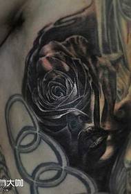 nugaros rožės tatuiruotės modelis