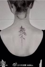 Reen malgranda pino arbo tatuaje ŝablono