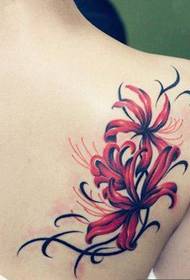 女性背部漂亮的花朵纹身