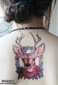 modello abbastanza magico del tatuaggio dei cervi Sika