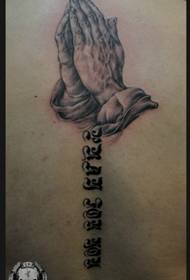 mani devote con dieci modelli di tatuaggi