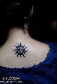 Zadnji vzorec tetovaže za sončenje s sončno luno