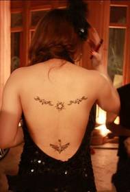 dívky nahé zpět osobnost ladné tetování tetování