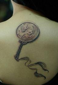 ženské zadní klasické fan tetování