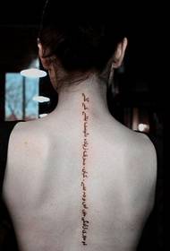 tatuaggi sanscriti con la schiena lunga