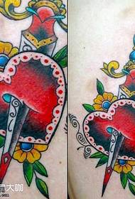 pugnale spalle puncture pattern di tatuaggi di cuore