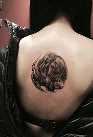 тетоважа на грбот на девојчето, пони тотем