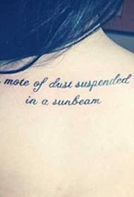 un elegante modello di tatuaggio inglese sul retro