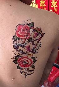 tatuajul rafinat de flori din spate este foarte atrăgător