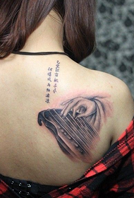 ragazze sul retro Donne che suonano il tatuaggio della personalità del pianoforte
