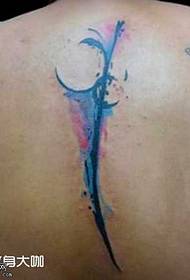 Padrão de tatuagem de água azul nas costas