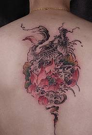 рисунок татуировки в сочетании с лотосом и кальмаром над позвоночником