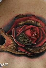 Esquena patró de tatuatge de cocodril de rosa