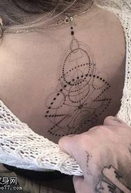 Modello di tatuaggio grafico elemento geometrico puntura posteriore