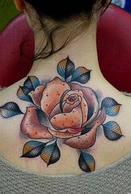 मुलीच्या मागे मोठा सुंदर गुलाब टॅटू