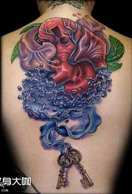 Patrón de tatuaje de agua azul de corazón trasero